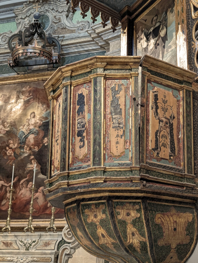Düsteres Apulien - Kirchen des Fegefeuers sind voller Memento Mori und gehören zu den düsteren Sehenswürdigkeiten von Apulien. 