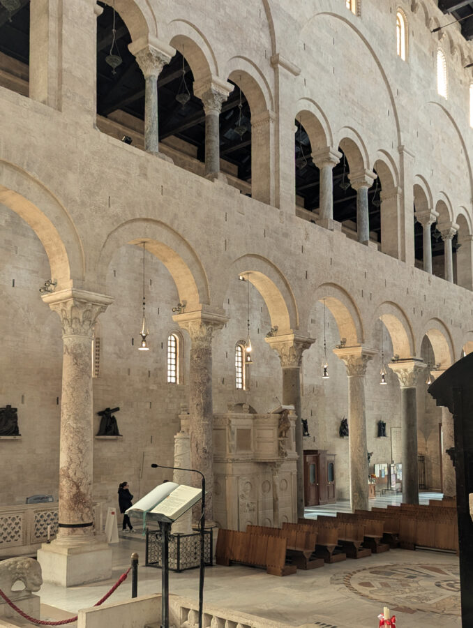 Unter der Kathedrale von Bari, in der Krypta findet man die Mumie der Heiligen Colomba von Sens