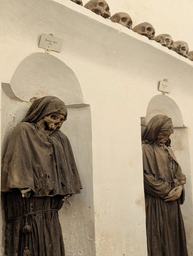 Düsteres Apulien - und morbide kann Apulien sein. Die Mumien von Oria sind eine einmalig makabre Sehenswürdigkeit.