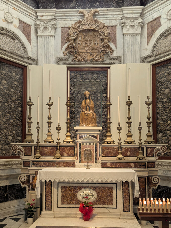 Kapelle geschmückt mit Schädeln und Knochen... in Otranto findet man ein Ossuarium mit düsterer Geschichte. 