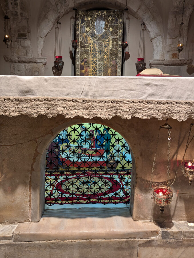 Die Basilika San Nicola von Bari wurde gebaut, um die Gebeine des Heiligen Nikolaus zu beherbergen. Man findet sie im Schrein in der Krypta. 
