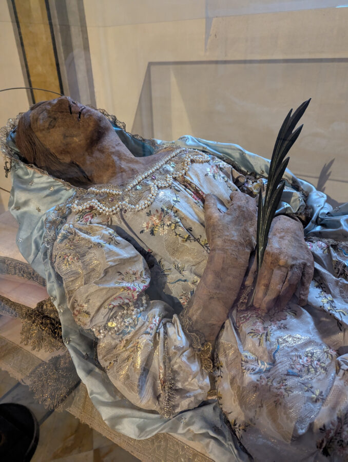 Düsteres Apulien - In der Kathedrale von Bari, in der Krypta findet man die Mumie der Heiligen Colomba von Sens.
