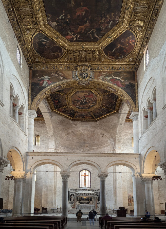 Die Basilika San Nicola von Bari wurde gebaut, um die Gebeine des Heiligen Nikolaus zu beherbergen. Man findet sie im Schrein in der Krypta. 