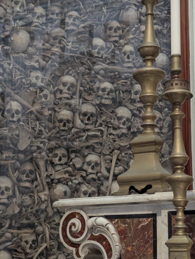 Düsteres Apulien - geschmückt mit Schädeln und Knochen... in Otranto findet man ein Ossuarium mit düsterer Geschichte. 