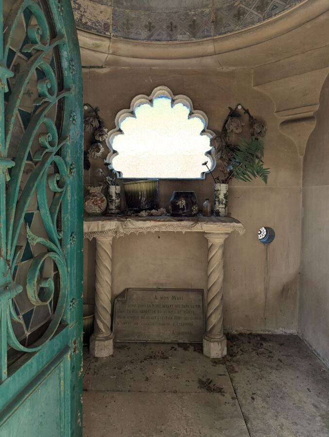 Verfallener Friedhof in Frankreich, verfallenes Mausoleum in Nancy