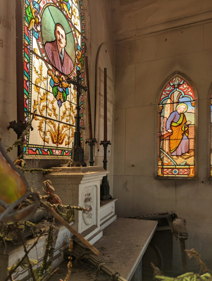 Verfallener Friedhof in Frankreich, verfallenes Mausoleum in Nancy, Sehenswerter Friedhof in Nancy