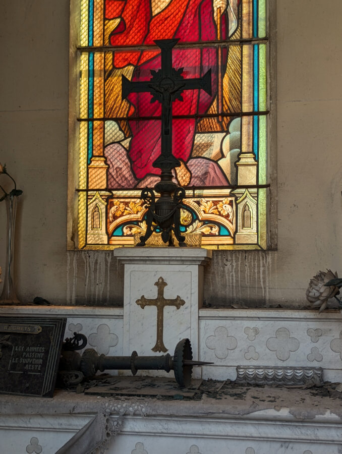 Verfallener Friedhof in Frankreich, verfallenes Mausoleum in Nancy, Sehenswerter Friedhof in Nancy