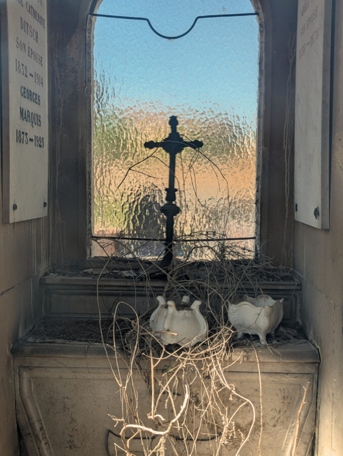 Verfallener Friedhof in Frankreich, verfallenes Mausoleum in Nancy