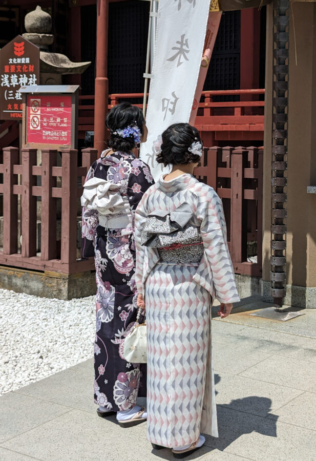 Japanerinnen im Kimono