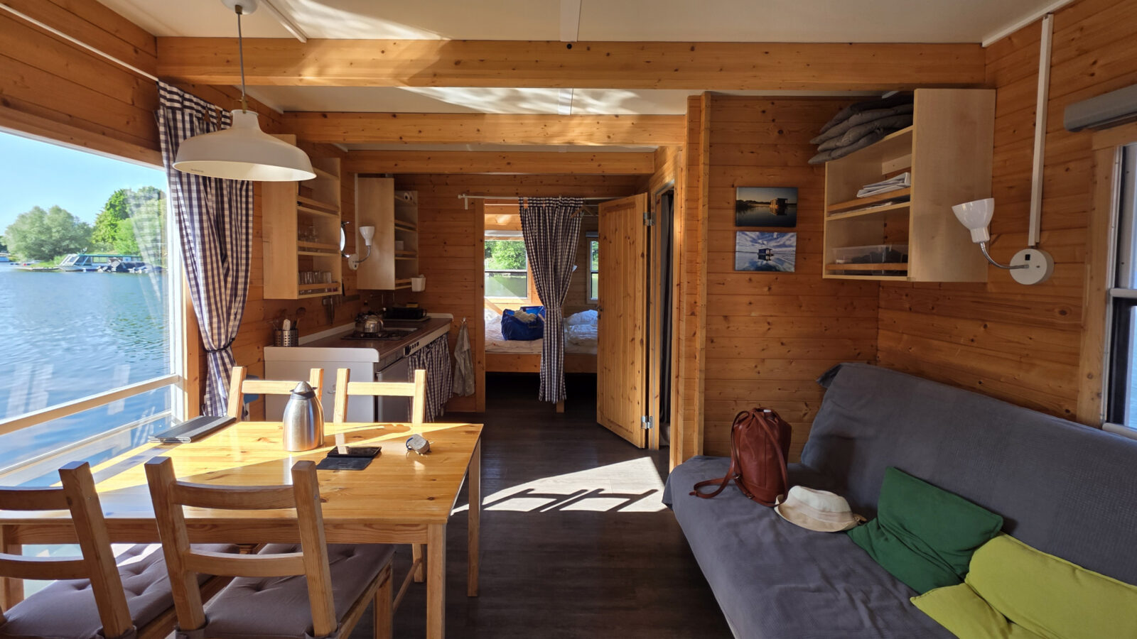 Urlaub auf dem Hausboot auf der Havel, Hausboot mieten ohne Bootsführerschein, So sieht ein Hausboot von Innen aus