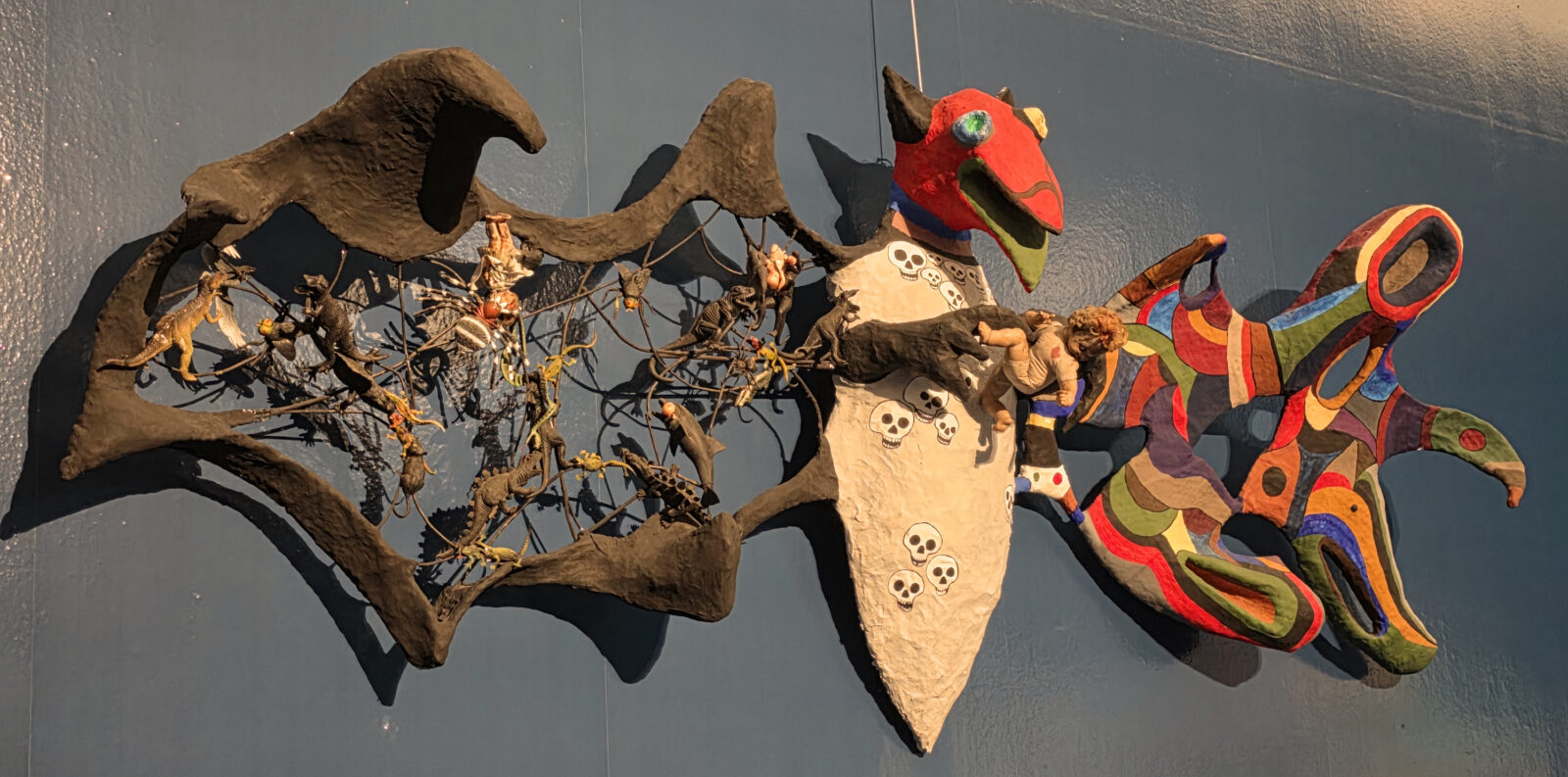 Love you for Infinity - Niki, Kusama, Murakami
Fledermaus mit Schädeln von Niki de Saint Phalle