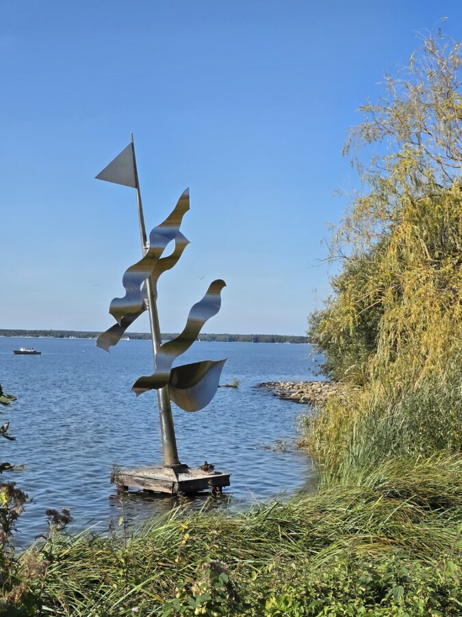 Kunst und Kultur am Steinhuder Meer entdecken, z. B. an der Promenade in Steinhude. 